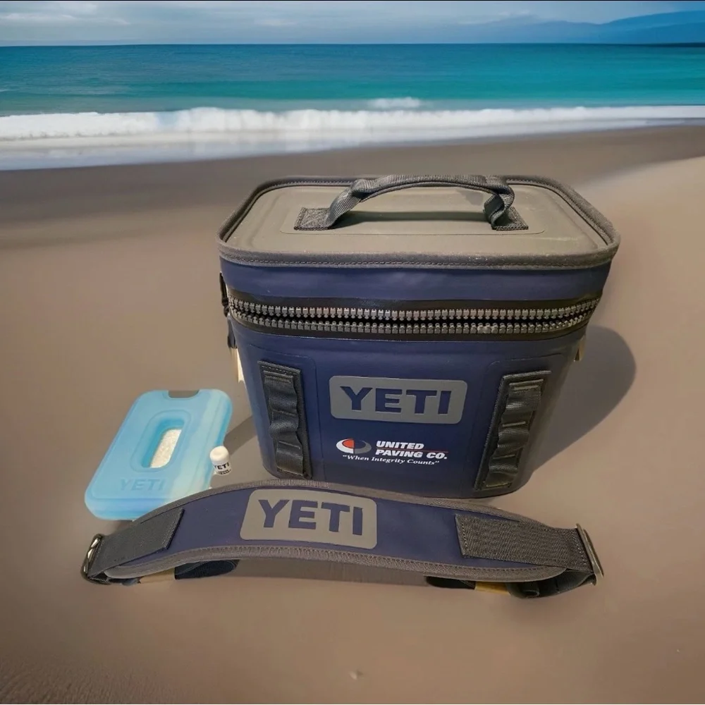 YETI Hopper Flip 8 Soft Cooler Navy 100% Leakproof NWT w Strap & Zip Lubricant - Picture 4 of 6